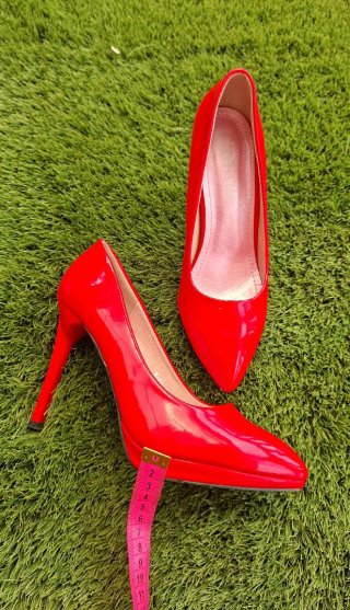 Zapatos de tacón rojos brillantes
