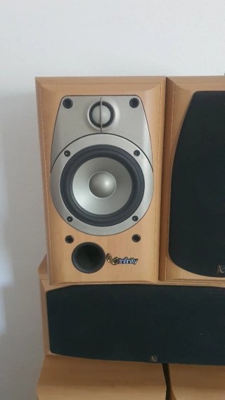 Altavoces Infinity Marrones y Negros