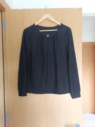 Blusa negra con detalles calados