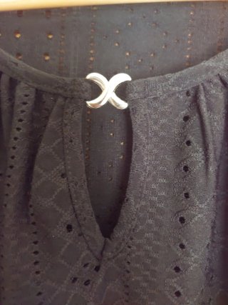 Blusa negra con detalles calados
