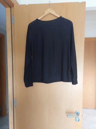 Blusa negra con detalles calados