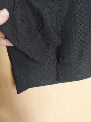 Blusa negra con detalles calados