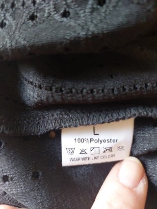 Blusa negra con detalles calados