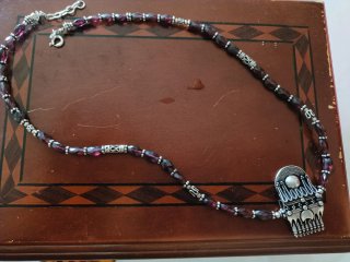 Collar de piedras moradas y plata
