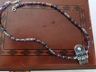 Collar de piedras moradas y plata
