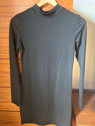 Vestido negro cuello alto manga larga