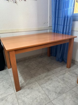 Mesa de comedor de madera