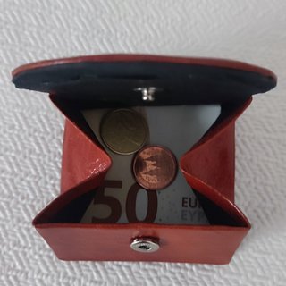 Monedero de cuero hecho a mano. Figura gato
