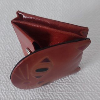 Monedero de cuero hecho a mano. Figura gato