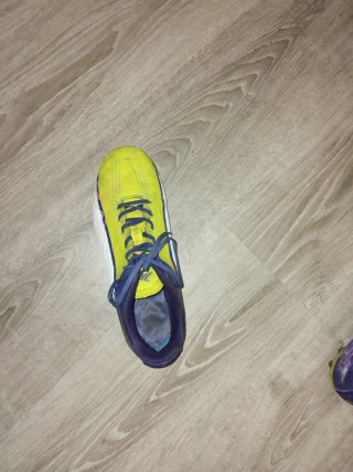 Zapatillas de fútbol amarillas y moradas