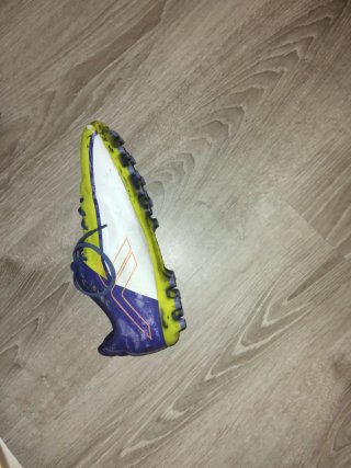 Zapatillas de fútbol amarillas y moradas