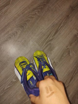 Zapatillas de fútbol amarillas y moradas