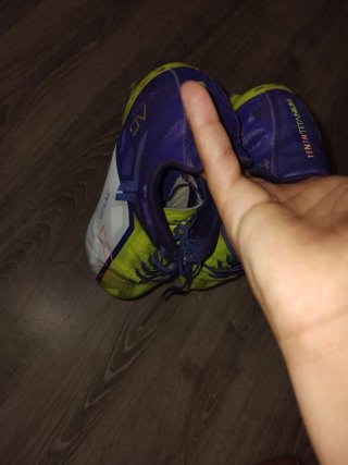 Zapatillas de fútbol amarillas y moradas