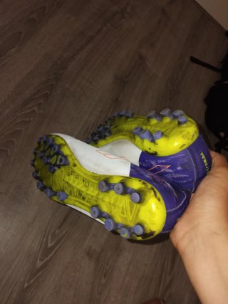 Zapatillas de fútbol amarillas y moradas