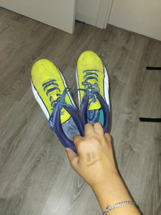 Zapatillas de fútbol amarillas y moradas