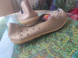 Manoletinas doradas con diseño calado