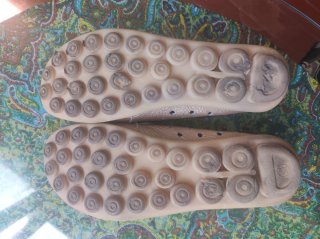 Manoletinas doradas con diseño calado