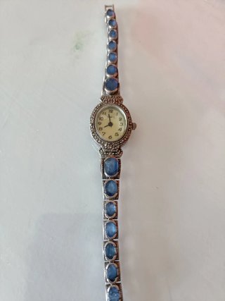 Reloj de pulsera con piedras azules