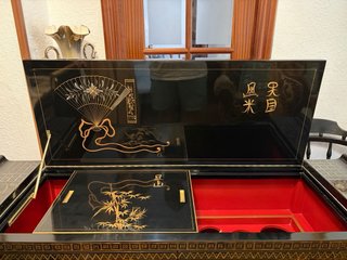 Baúl oriental negro con decoración