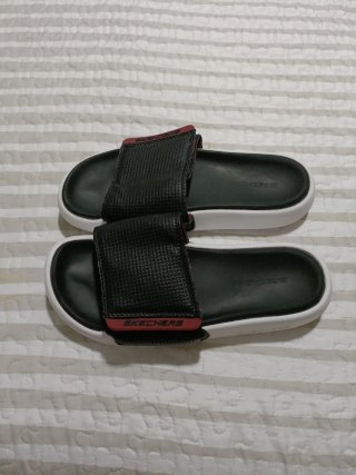 Chancletas Skechers Hombre Negras y Rojas