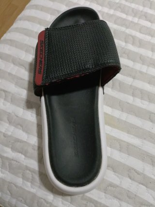 Chancletas Skechers Hombre Negras y Rojas