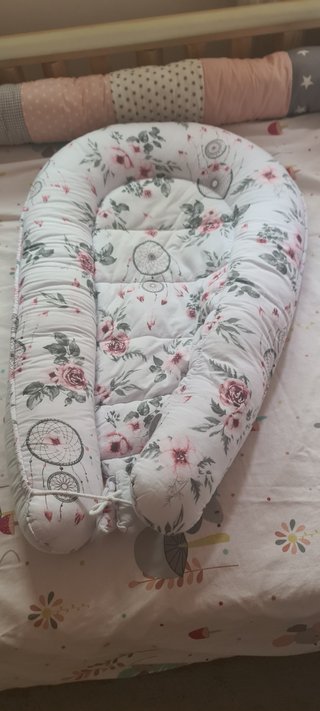 Nido para bebé con estampado floral