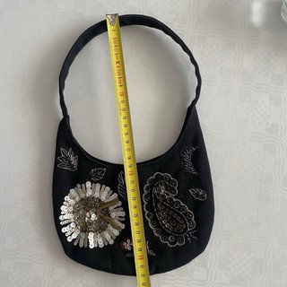 Bolso de fiesta negro con adornos