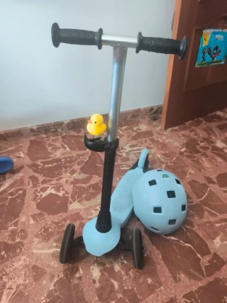 Patinete infantil azul con casco