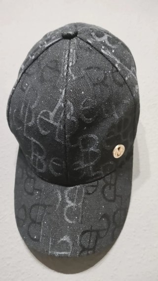 Gorra negra con brillos y estampado