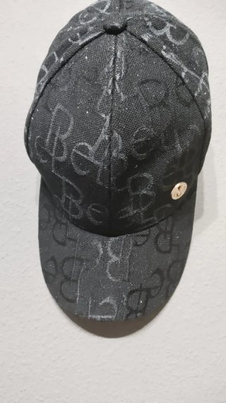 Gorra negra con brillos y estampado