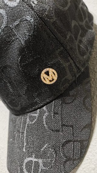 Gorra negra con brillos y estampado