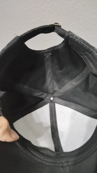Gorra negra con brillos y estampado