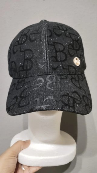Gorra negra con brillos y estampado