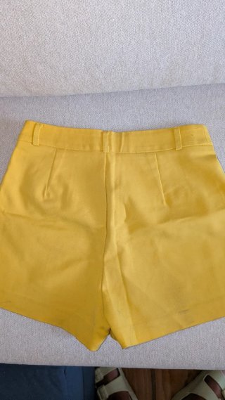 Pantalones cortos amarillos