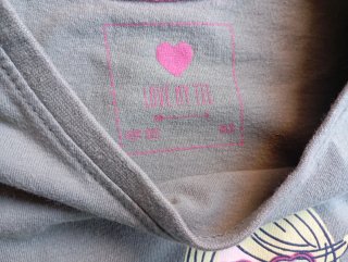 Peto vaquero y 2 camisetas niña
