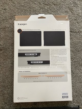 Spigen Urban Fit Cover per MacBook Pro 16