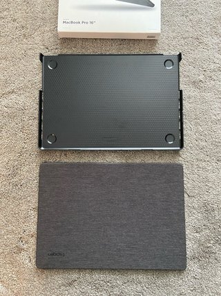 Spigen Urban Fit Cover per MacBook Pro 16