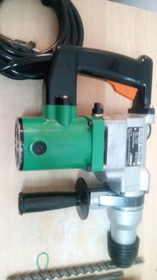 Taladro percutor Hitachi con maletín