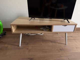 Mueble TV madera claro con cajón blanco