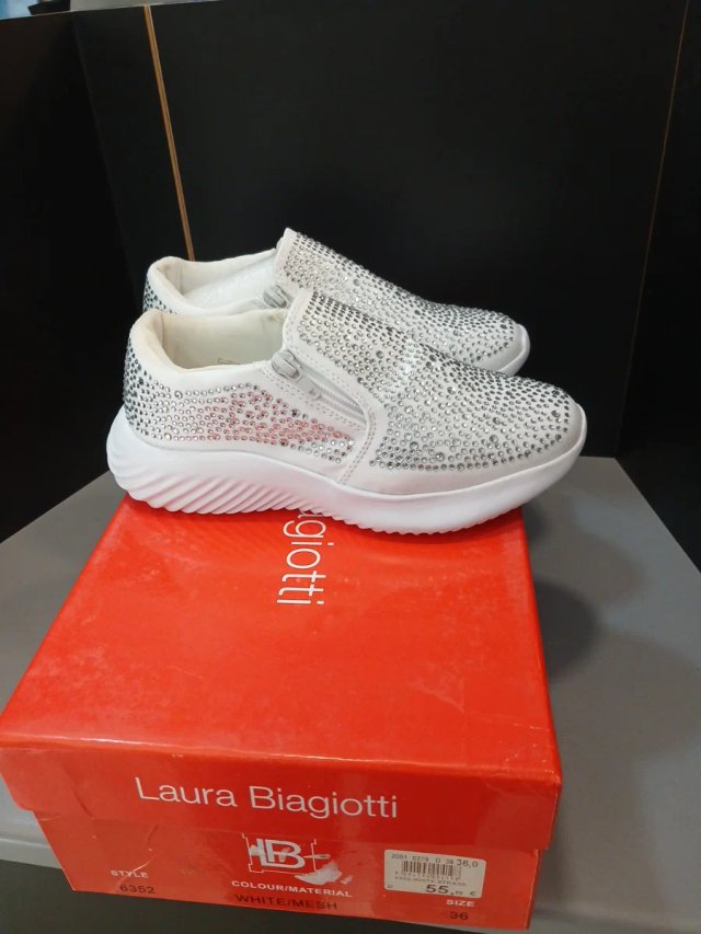 Tênis Esportivo Feminino Prata e Branco com Brilhantes