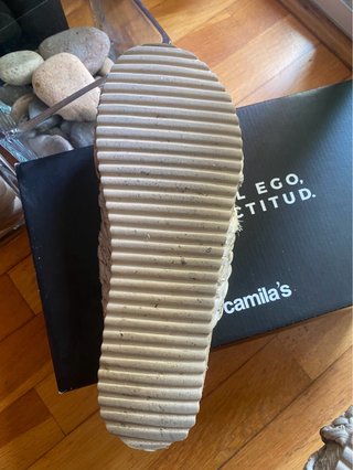 Sandalias Planas de Rafia Beige