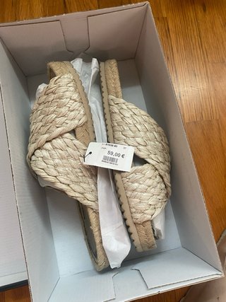 Sandalias Planas de Rafia Beige