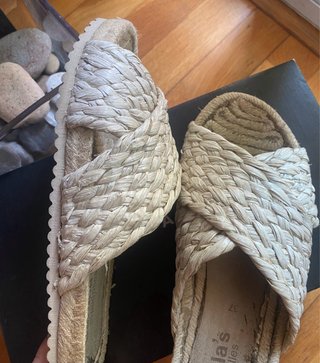 Sandalias Planas de Rafia Beige