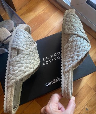 Sandalias Planas de Rafia Beige