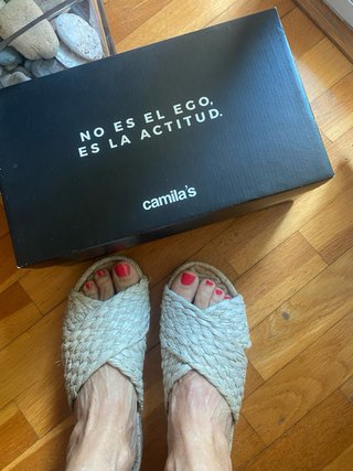 Sandalias Planas de Rafia Beige