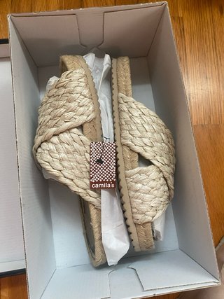 Sandalias Planas de Rafia Beige