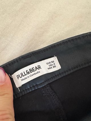 Pantalón pitillo efecto piel negro