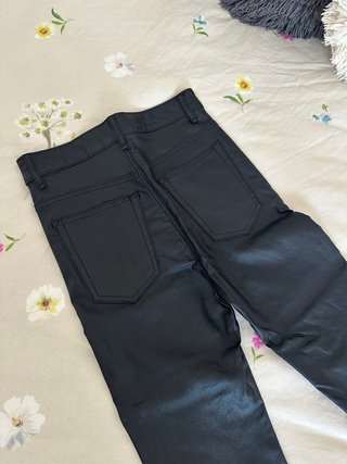 Pantalón pitillo efecto piel negro