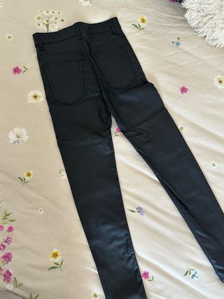 Pantalón pitillo efecto piel negro