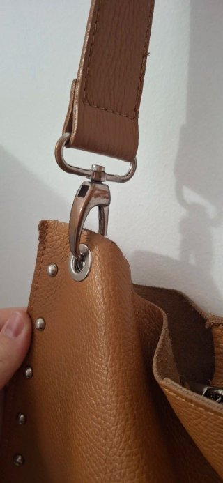 Bolso de cuero marrón con tachuelas